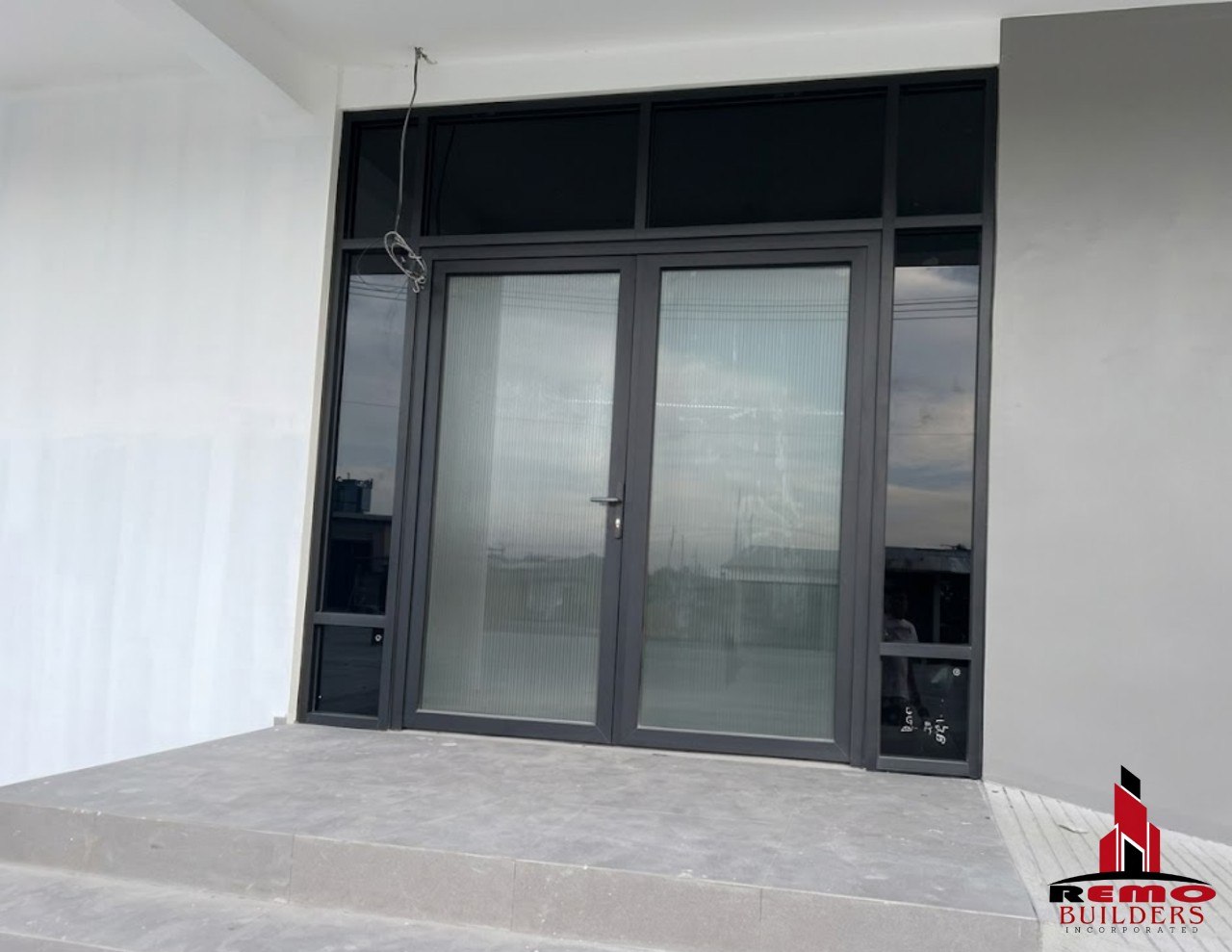 Alluminum Matte Black 75 Series Single and Double Swing Door with 10MM Clear Glass and Corrugated Sticker